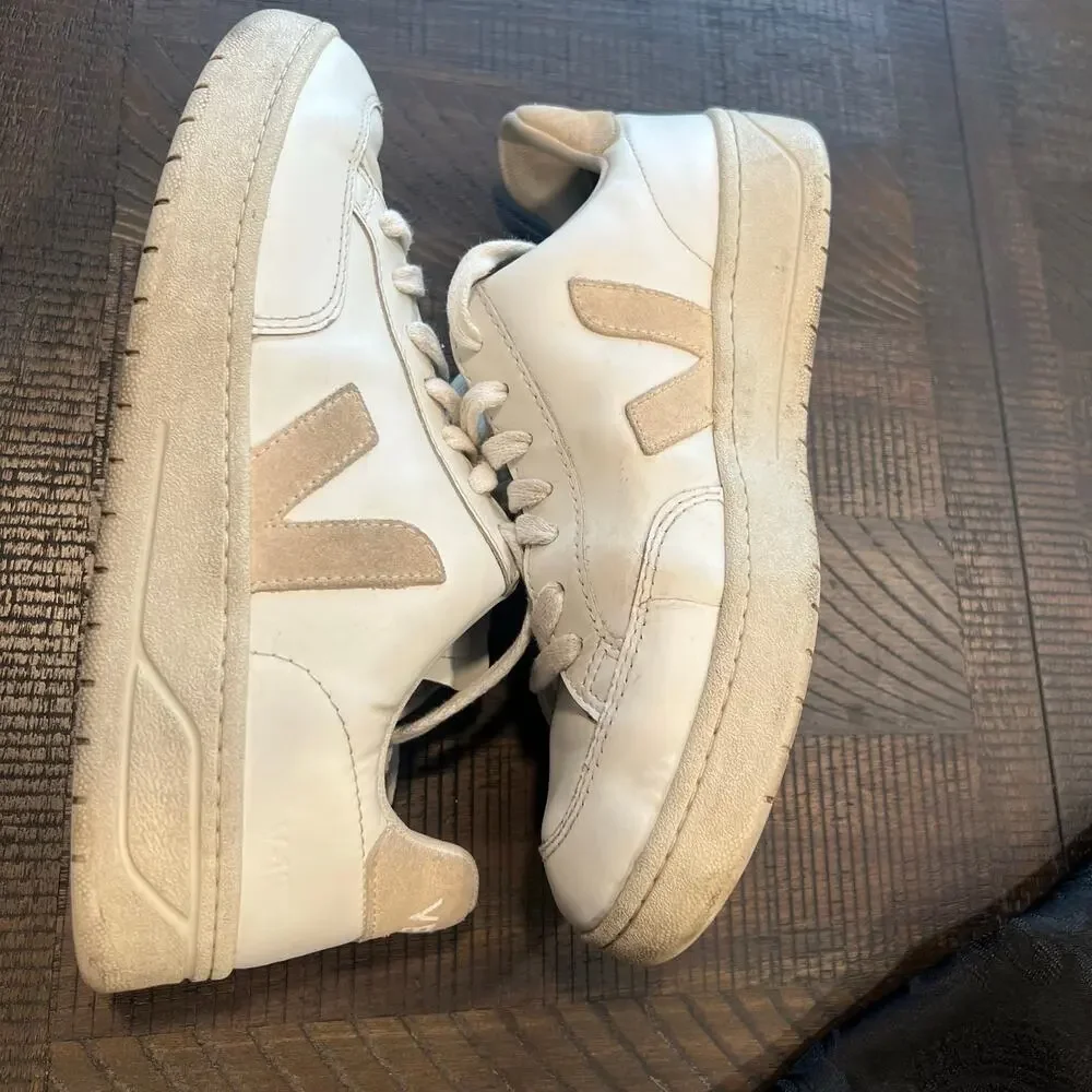 Veja 12 leather